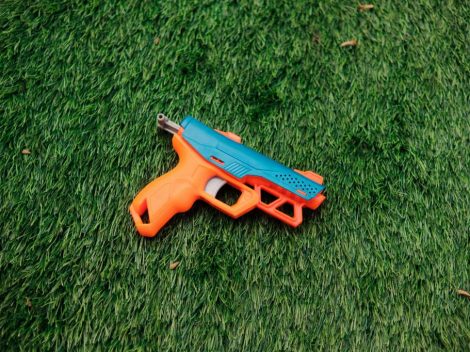 Gazon synthétique et jeux pour enfants : sécurité et praticité