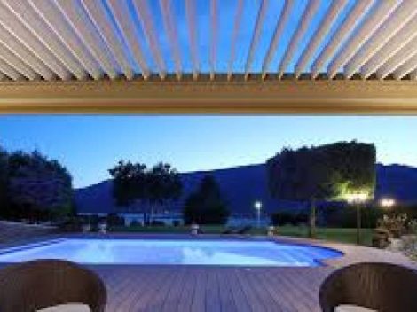 Créer un espace de vie extérieur convivial avec une pergola biossun