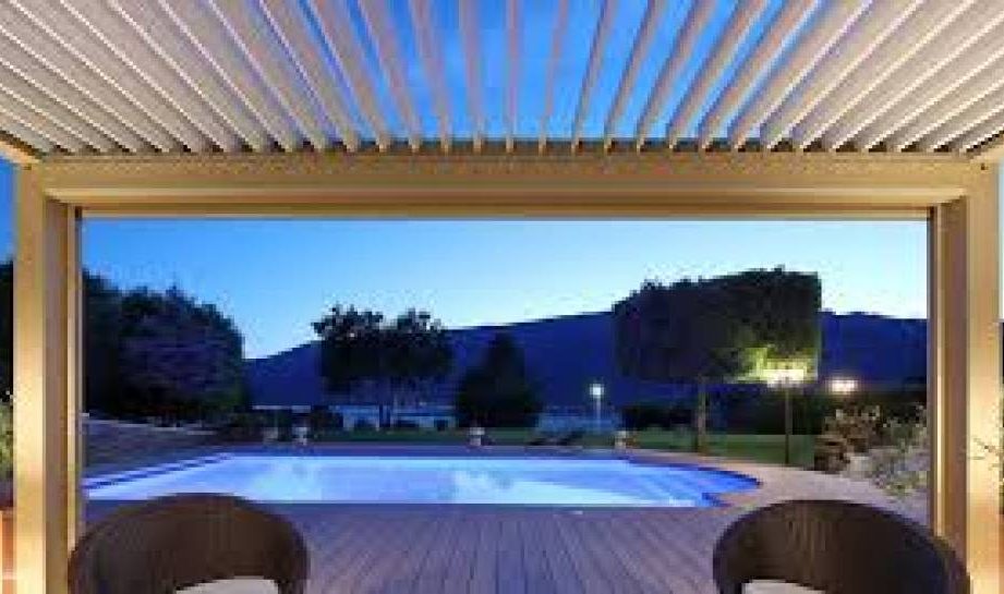 Créer un espace de vie extérieur convivial avec une pergola biossun