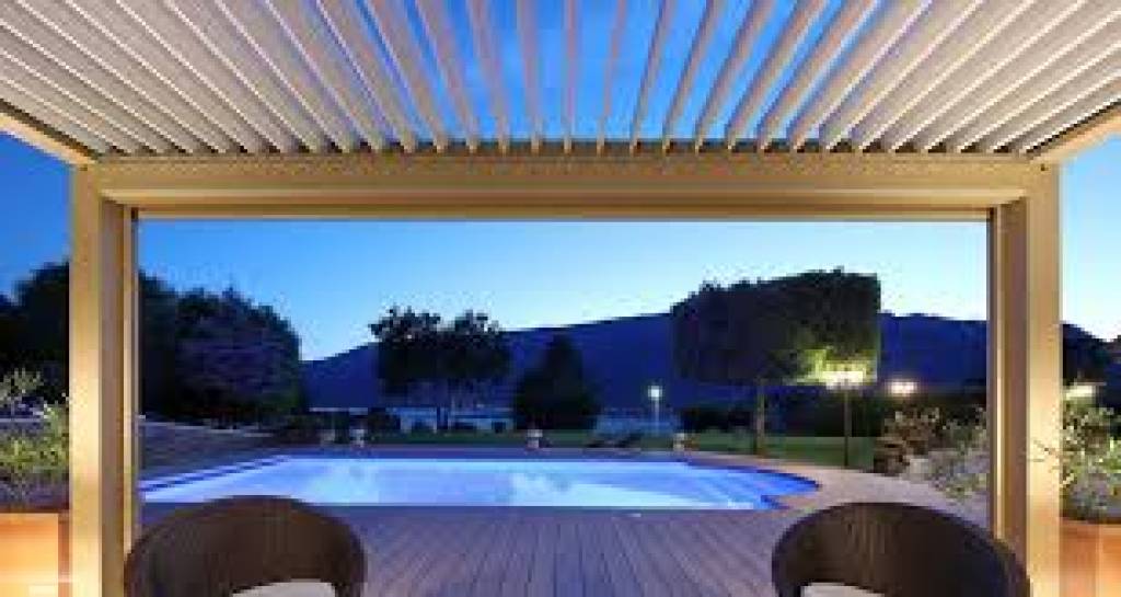 Créer un espace de vie extérieur convivial avec une pergola biossun